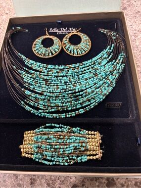 NIB Beautiful~unique~classy turquoise/gold necklace, bracelet & earring set!